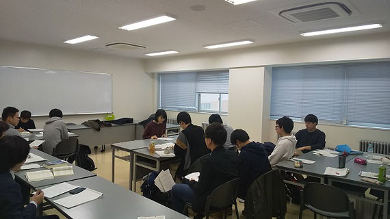 実践科目として模擬法律相談の授業を行なっています。消費者問題について、弁護士、相談者と役割を決めて模擬法律相談を行ないます。山形県弁護士会に協力していただき、毎回弁護士に参加していただいています。