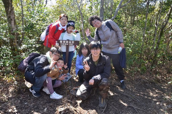 学生たちとの登山（後方左が吉﨑先生）
