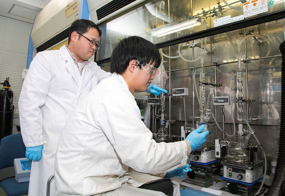 大学院生との実験中の一枚。貴金属を効果的に分離する新規抽出剤の合成に挑んでいます