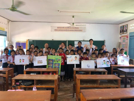 ラオスの小学校で手洗い指導をしたときの一枚