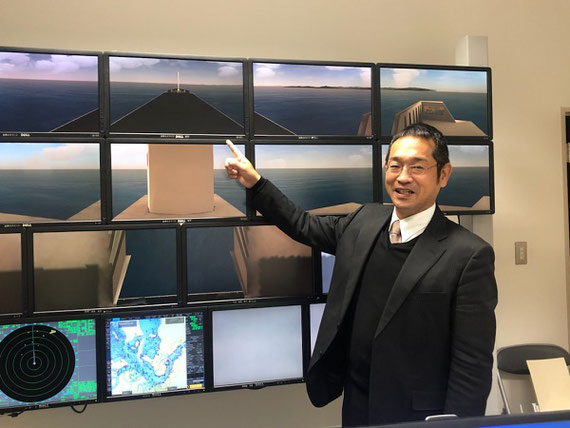 操船シミュレータ制御室にて