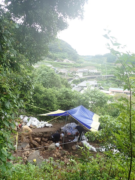 浜松市北区滝沢鍾乳洞遺跡の発掘調査の様子