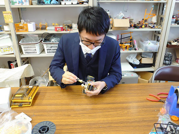 製作したロボットの調整です。 目的の動作を実現するためには，プログラムの修正だけでなく，ロボットの調整も大切になります。