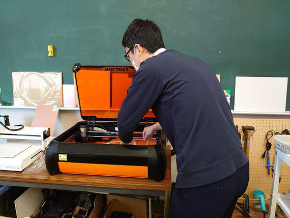 レーザーカッターを利用して教材に利用する部品を製作しています。 デジタル工作機械を活用することで、必要な部品を自作することができます。