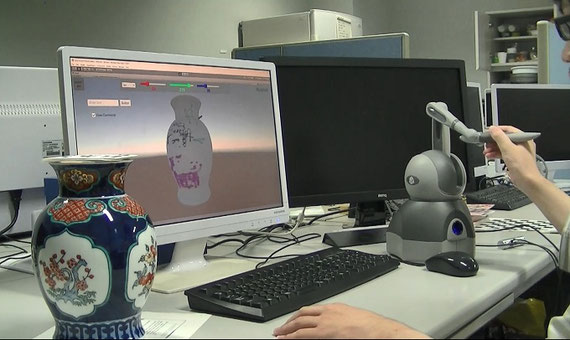 三次元物体への絵付け学習支援システム（VR仮想花瓶上に描画して練習しているところ）