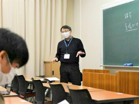 授業の資料に出てくる用語は、そのままではその意味（子どもの発達や学びとのつながり）がわからないことが少なくありません。自分たちが「子ども」だったころの経験や、教育実習などで子どもと接した経験と関連づけながら考えていきます。