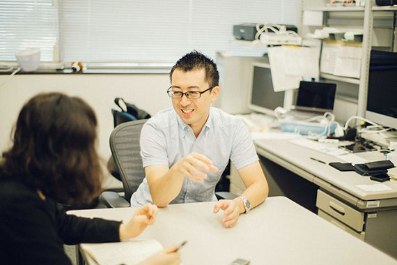 インタビューを受けている写真 ※以下の大学インタビュー記事より https://www.rikkyo.ac.jp/research/story/hidaka_souta.html