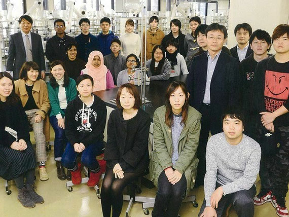 伊原・高藤・桑原研究室（研究室のセミナー終了後）の集合写真（上段左が伊原教授、上段右から４人目が高藤誠教授、同３人目が桑原穣助教）