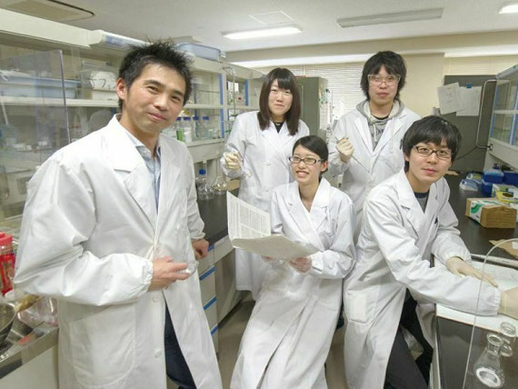 実験室での様子。研究室に所属する学部生・大学院生と一緒に研究を楽しんでいます。実験だけではなく最新論文に目を通して、知識を増やしていくことも大事です。