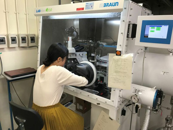 実験風景。酸素や水蒸気の濃度が極めて低く調節されているグローブボックスの中で、大気中では不安定な原子層物質を取り扱っている様子。