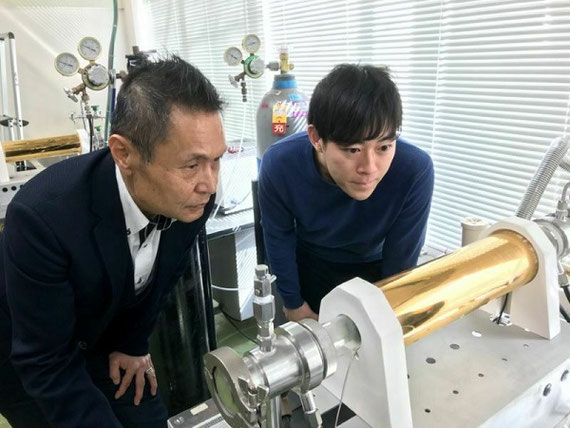 実験風景。超伝導膜を熱処理している様子を確認している。金色の筒状のものは、赤外線を閉じ込めて超伝導薄膜に熱を与えている環。