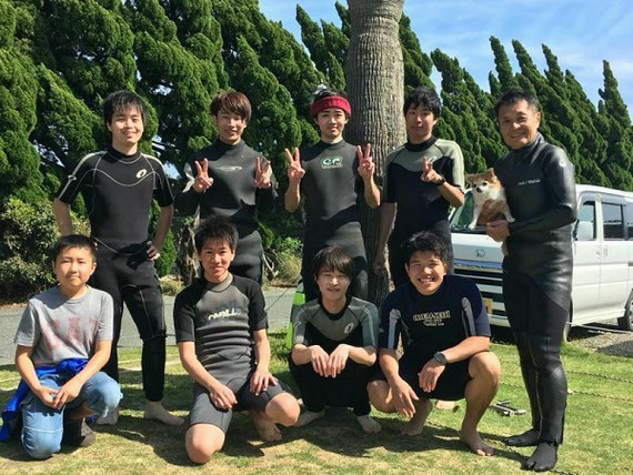 研究室の学生に浜名湖でウインドサーフィンを体験してもらうイベントを行った時の写真。研究だけでなく、学生時代に色々なことに挑戦してほしいとの思いから。右端が喜多（手に持っているのは愛犬）。