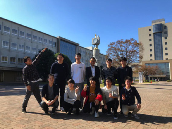 静大工学部のある浜松キャンパスにて。毎年研究室メンバーと集合写真を撮っています。