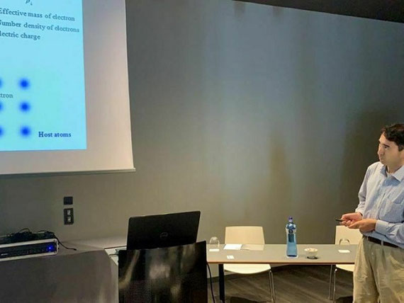 2019年8月撮影。スペイン・バルセロナでの応用物性の国際会議での招待講演。