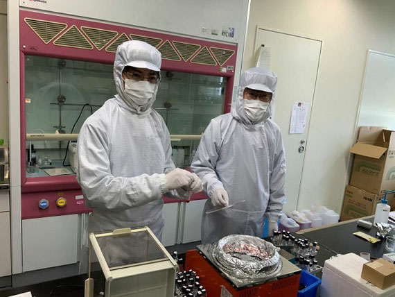 金属ナノ粒子を作製する実験の様子です。埃を除去したクリーンルームでの作業のため、専用のクリーンウェアを着ての実験です。もちろん、実験を主導するのは大学４年生と大学院生です。