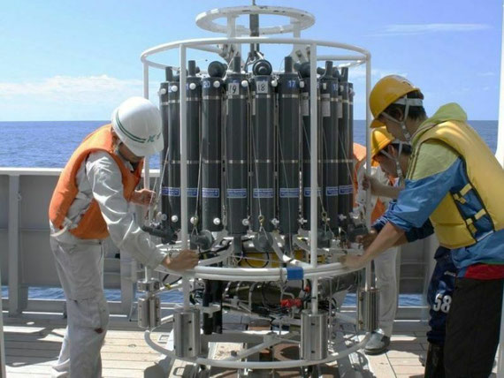 鹿児島大学附属練習船「かごしま丸」による海洋観測実習（宮古島沖の黒潮流域にて）水質を海面から海底まで鉛直的に計測しながら海水を採取する機器を準備