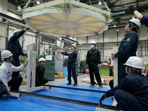 製造中の口径1.8-m望遠鏡、その主鏡作業の一コマ