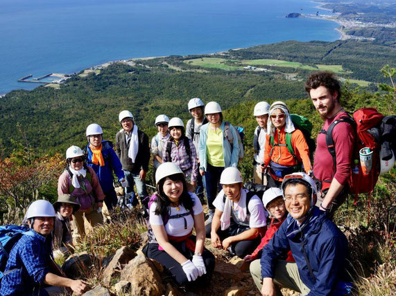 北海道アポイ岳ジオパークの幌満カンラン岩をアポイ岳登山しながら見学。写真は6合目付近。