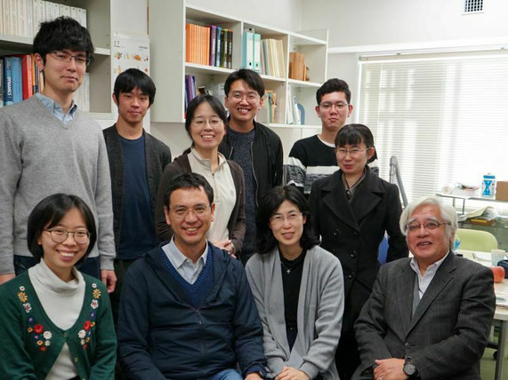 岩石鉱物学研究室一同（当時）。学部4年生から博士課程の大学院生まで所属して、日本列島から大陸、海洋底まで様々な岩石と鉱物の研究をしています。
