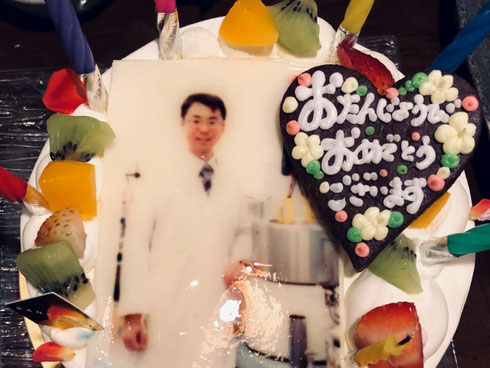 学生が内緒で準備してくれた誕生日ケーキ