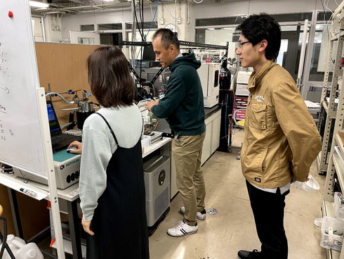 高い圧力下で電池反応を調べる装置を開発しました。プレスで圧力をかけているところです。