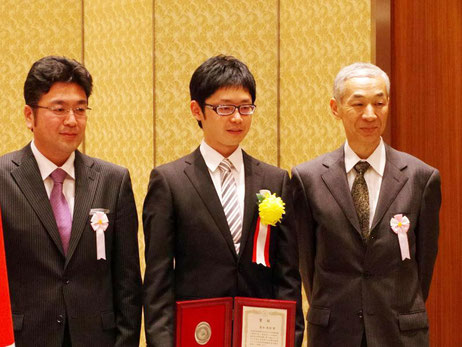 教え子の富永晃好博士（中央。現静岡大学農学部助教）が日本学術振興会育志賞を受賞した時の記念写真。右端は有馬進佐賀大学名誉教授。