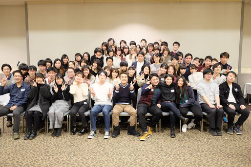 研究室懇親会後の集合写真（於：ホテル、コロナ禍前）