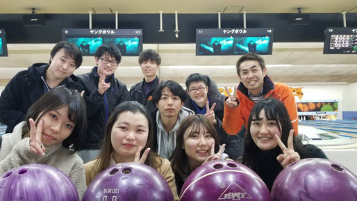 研究室ボーリング大会（於：ボーリング場、コロナ禍前）