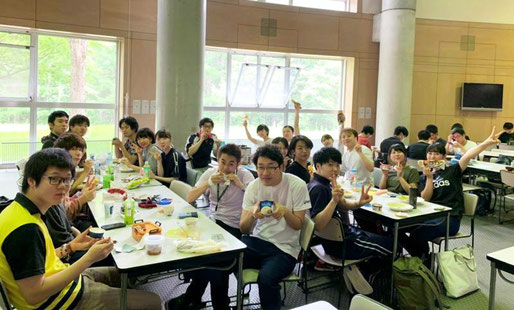 研究室対抗スポーツ大会での昼食風景（於：学生食堂、コロナ禍前）