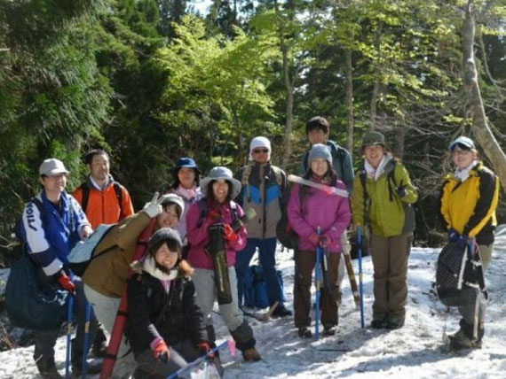 研究室総出でのタテヤマスギ年輪コア採取。卒論・修論研究のための試料採取や調査は協力し合って行います。 2014.5.立山