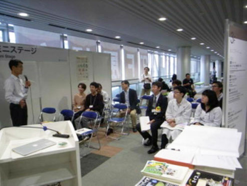 JST開催の科学イベント「サイエンスアゴラ」にて（2018年、東京お台場）。ミニステージでカイコ研究の歴史や面白さを紹介しました。