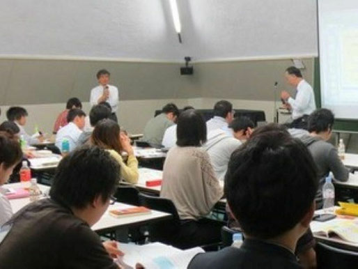 「電子スピンサイエンス学会」主催で若手育成のために開催した初心者向けセミナーの様子。多方面の大学から参加した学生・大学院生へ、わかりやすくESRの解説を行った。（左奥が筆者）