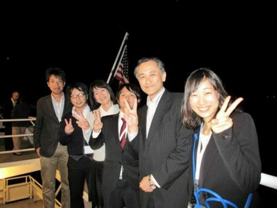 2014年に米国・サンフランシスコで開催された国際学会に参加した時の記念の１枚（学会で準備されたナイトクルーズ船上で研究室のスタッフおよび学生と一緒に）