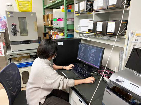 心電図を記録して、深層学習を使って不整脈の発症を予測する研究（大学院の修士学生が担当しています）