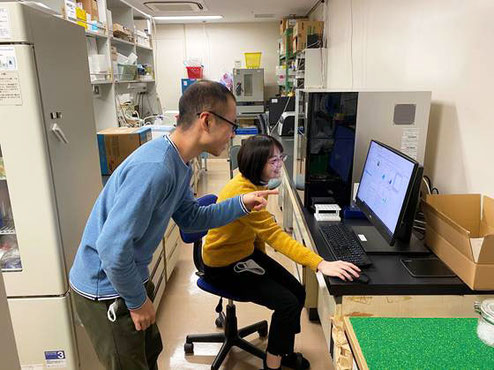 心筋細胞を培養しながら電気刺激して不整脈の状態を作り、そのときに細胞から放出される細胞外小胞をフローサイトメーターで評価（大学院の修士学生が担当しています）