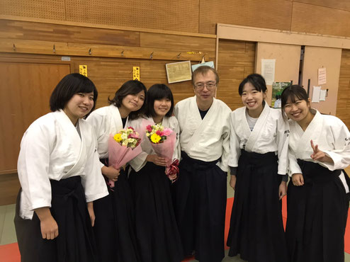 趣味で合気道を行っていて（四段）、本学の合氣道部の稽古に参加させてもらっています。2019年12月の三年生の引退式で、所属する作業療法専攻の学生さんと記念撮影をしました。2021年現在、感染予防措置をとりながら、できる範囲で部活動を行っています。