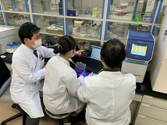 コロナウイルスの検査で一躍有名になりましたリアルタイムPCRは、研究室で日常的に使っています（コロナの検査はしていません）。一緒に写っているのは大学院生の学生さんたちです。