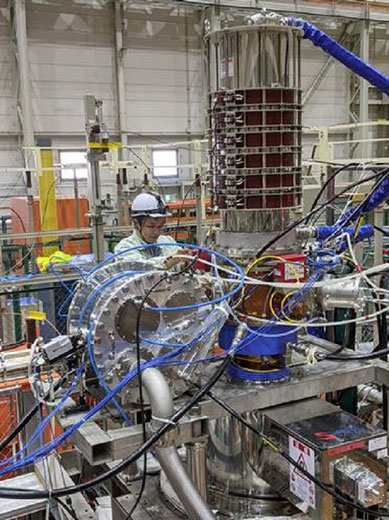 100万ワット電磁波発生装置ジャイロトロンの整備 (核融合科学研究所　加熱装置室)