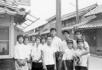 横浜国立大学の時。後列右から2人目が藤嶋先生。旅行を兼ねて、友達と一緒に青森の小学校に理科の出前授業に行きました。