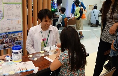 研究所の一般公開にて、近所の小学生に金属錯体の色が変わる反応を体験してもらっています 