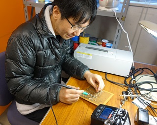 回路を作成している様子